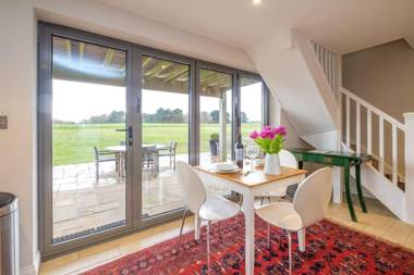 White Cottage Apartment