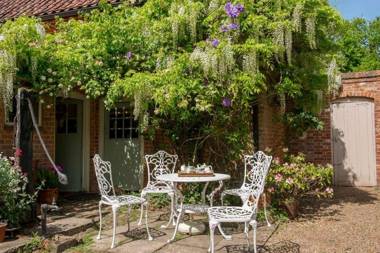 Cissys Cottage in a Nature Reserve 7 minutes from Aldeburgh seafront