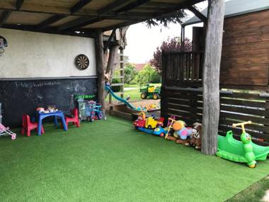 Rew Farm Country & Equestrian Accommodation - Sunrise Lodge