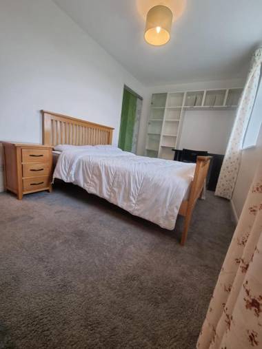 Lovely 2 bedroom Apartment with Private Parking