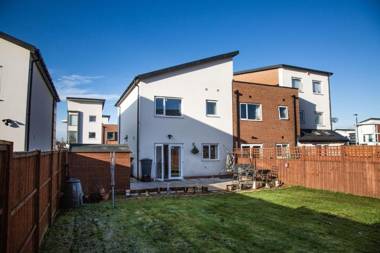 Rest&Recharge at Rylance House by the Etihad Stadium (3 Bedroom 2.5 Bathroom Free Parking)