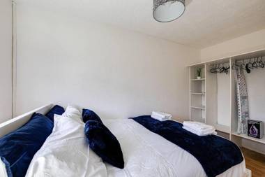 Lovely 2 Bedroom Apartment with fireplace