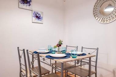 Lovely 2 Bedroom Apartment with fireplace