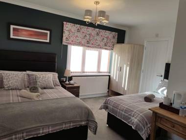Room in Guest room - Family room with private bathroom