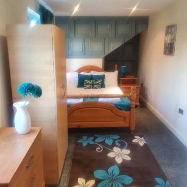 Pretty 4 Double Bedroom Home With 3 Bathrooms