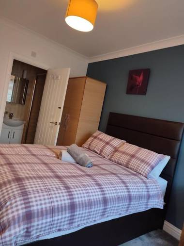 Room in Guest room - Apple House Wembley