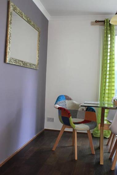 Dwellers Delight Living Ltd Serviced Accommodation Chigwell London 3 bedroom House Upto 7 Guests Free Wifi & Parking