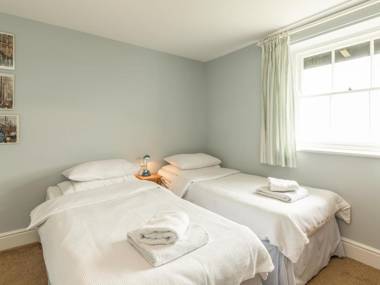 3B Coastguard Cottages