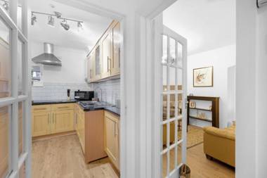 Pinewood Studios Bright 4 bed 2 bath house near Slough