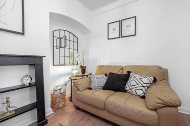 Pinewood Studios Bright 4 bed 2 bath house near Slough