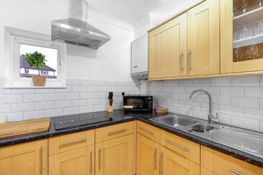 Pinewood Studios Bright 4 bed 2 bath house near Slough