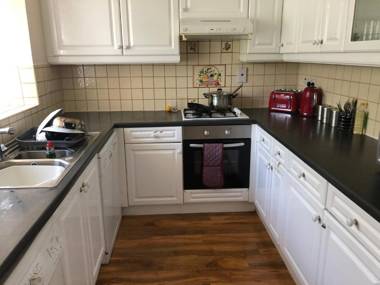 Nice 3-Bed House in Farnham Royal Slough