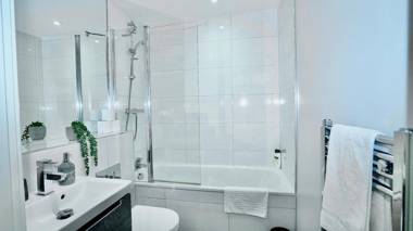 Cosy Apt*Free Parking Close To Heathrow & Windsor