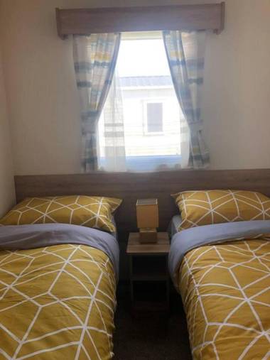 Lovely 3-Bed Caravan with Hot Tub in Lincolnshire