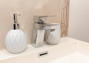 Modern & spacious 2-bed flat with secure parking