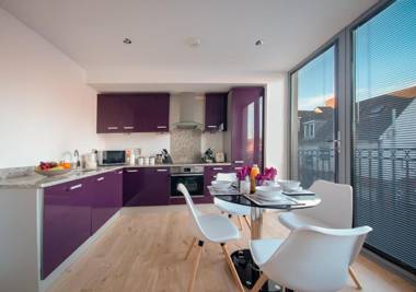 Modern & spacious 2-bed flat with secure parking
