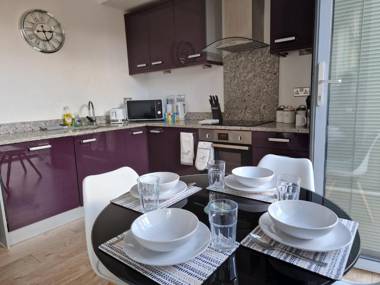 Modern & spacious 2-bed flat with secure parking