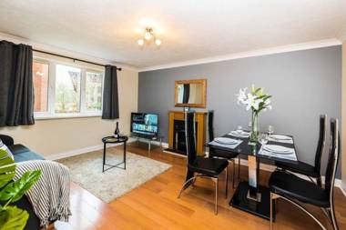 Central 2 Bed Apartment with Parking by CozyNest