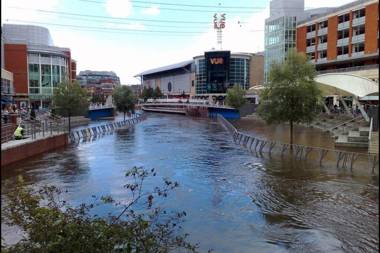 Central 2 Bed Apartment with Parking by CozyNest