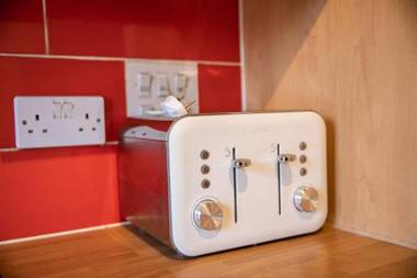 Central 2 Bed Apartment with Parking by CozyNest