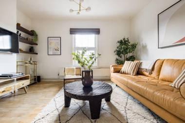 The Reading Wonder -  Stunning 2BDR Flat with Parking