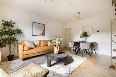 The Reading Wonder - Stunning 2BDR Flat with Parking