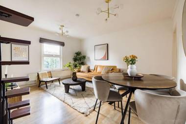 The Reading Wonder -  Stunning 2BDR Flat with Parking