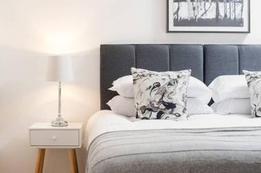 Clifton Jewel - 4 bed townhouse with parking. MyCityHaven