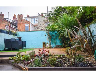 Colourful 3BD home with garden in Southville