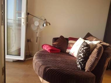 Beachfront house with stunning sea views and Jacuzzi bathtub