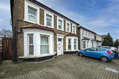 West Ealing Serviced Apartment - 2 Bedroom 2 Bath Parking Near Station