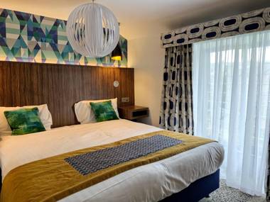 Cairn Hotel & Apartments