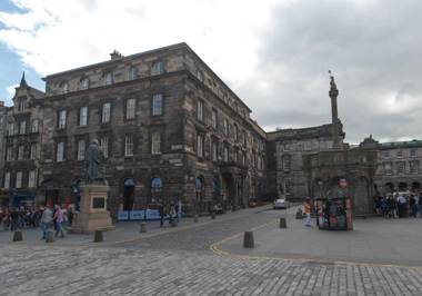 Parliament Sq (apt 5) Royal mile