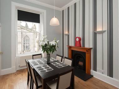 Parliament Sq apt 12 Royal Mile
