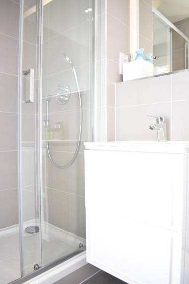 Bernard St - Bright and spacious 1 bed apartment at the Shore!