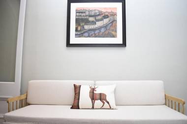 High Street - modern Scandi design apartment in the heart of the old town!