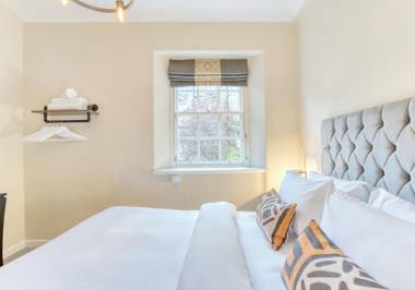 The Gloucester Lane Residence