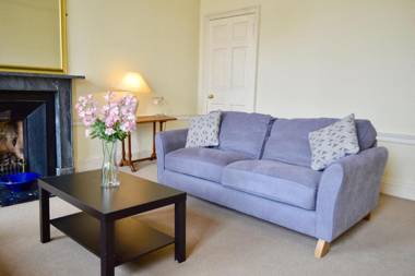 Central and Inviting 2 Bed- Perfect for Festival!
