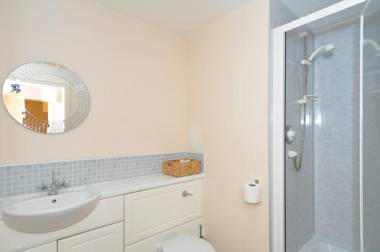 201 Quiet 2 bedroom property with secure private parking