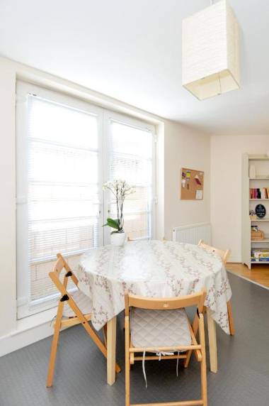 201 Quiet 2 bedroom property with secure private parking