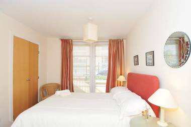 201 Quiet 2 bedroom property with secure private parking