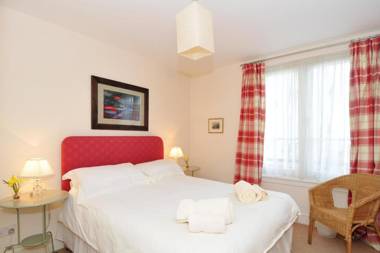 202 quiet 2 bedroom property in residential area with secure private parking