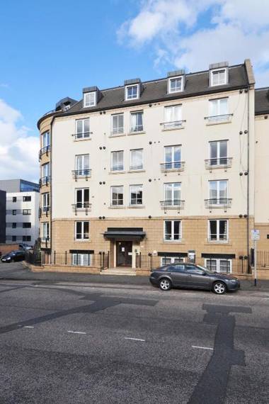 202 quiet 2 bedroom property in residential area with secure private parking