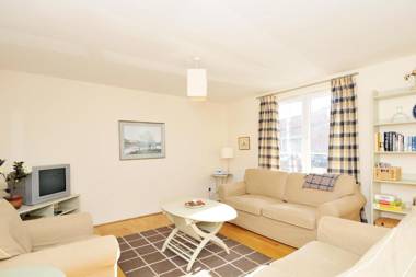 202 quiet 2 bedroom property in residential area with secure private parking