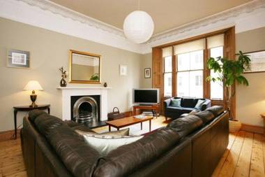 297 - Charming spacious 2 bedroom apartment in the center of Edinburgh's Old Town
