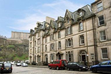 297 - Charming spacious 2 bedroom apartment in the center of Edinburgh's Old Town