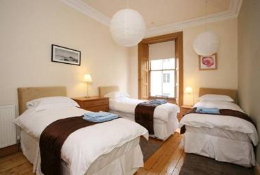 297 - Charming spacious 2 bedroom apartment in the center of Edinburgh's Old Town