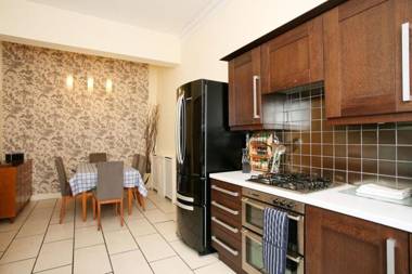 297 - Charming spacious 2 bedroom apartment in the center of Edinburgh's Old Town