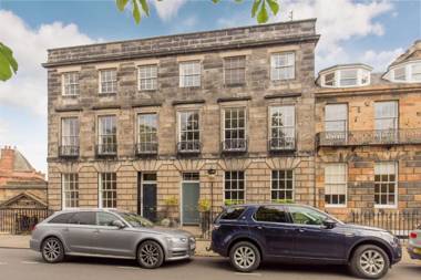 325 - Delightful 2 bedroom apartment situated in typical 18th century square