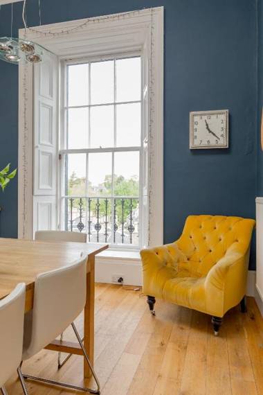 325 - Delightful 2 bedroom apartment situated in typical 18th century square